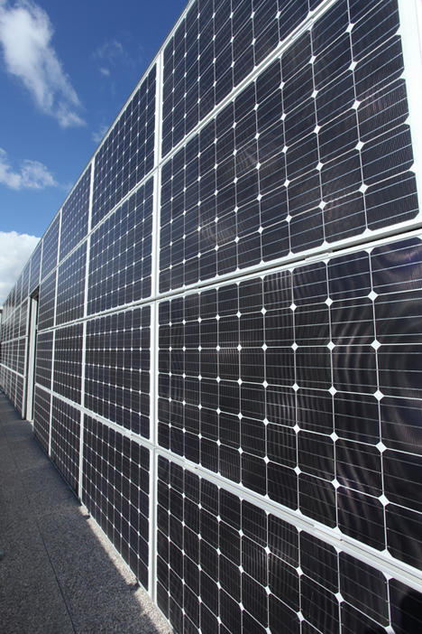 Les panneaux photovoltaïques verticaux de la terrasse du bâtiment Adream