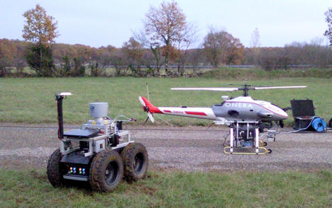 Le robot terrestre du LAAS "Mana" et le drone "Ressac" de l'Onera, près à effectuer une mission de surveillance d'environnement