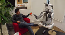 Dans l'appartement reconstitué, dialogue entre le robot PR2 et un doctorant du LAAS