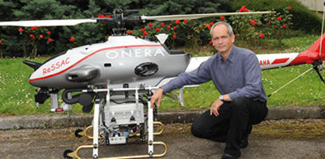 Patrick Fabiani devant le drone Ressac de l'ONERA