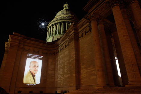 Le portrait de Jean-Claude Laprie projeté sur la façade du Panthéon, à Paris