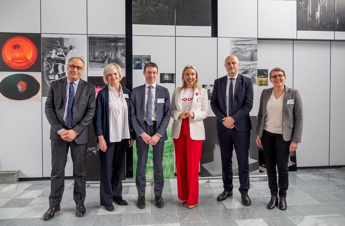 1. photo officielle - mohamed kaâniche- adeline nazarenko- jocelyn mere- nadia pellefigue - lionel buchaillot -marianne perot ©Chloé Senat