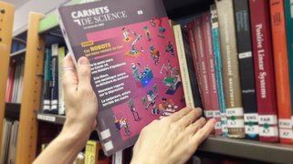 Rangement d'un livre dans un rayonnage