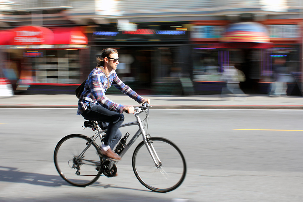 Cycliste qui circule dans une rue