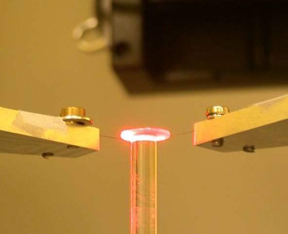 Résonateur optique mini-disque en quartz pour le filtrage micro-onde (Q = 4109)